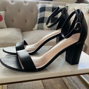 Women’s 9.5 (Eur 40.5) strappy black leather heels